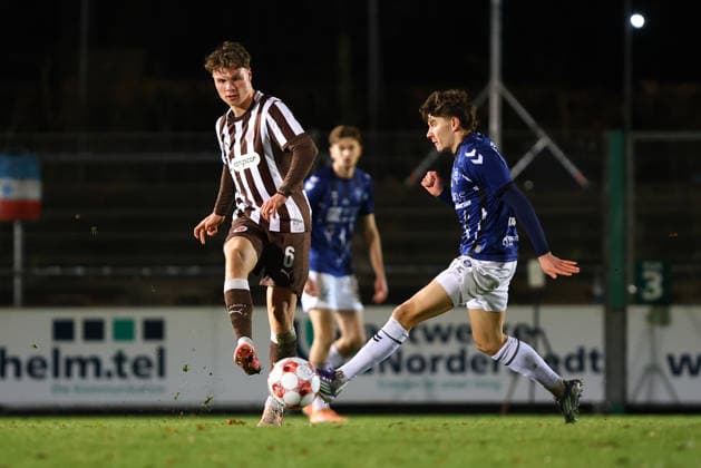 6 Thieß Mahnel (FC St. Pauli U23), 7 Vjekoslav Taritas (VfB Oldenburg) Fußball I Herren I Regionalliga Nord I Saison 2025-2026 I 21. Spieltag I FC St. Pauli U23 - VfB Oldenburg I 02.12.2025 I Edmund-Plambeck-Stadion