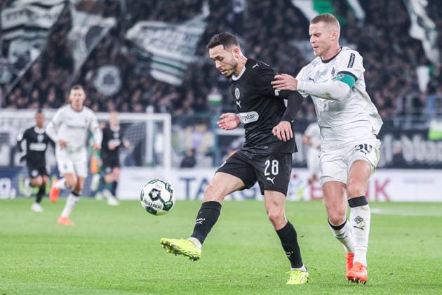 Fußball DFB-Pokal Achtelfinale Borussia Mönchengladbach - FC St. Pauli am 02.12.2025 im Borussia-Park in Mönchengladbach Grant-Leon Ranos ( Mönchengladbach ), links - Simon Spari ( St. Pauli ), rechts DFB regulations prohibit any use of photographs as image sequences and or quasi-video.