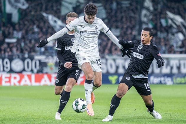 Fußball DFB-Pokal Achtelfinale Borussia Mönchengladbach - FC St. Pauli am 02.12.2025 im Borussia-Park in Mönchengladbach Giovanni Reyna ( Mönchengladbach ), links - Joel Chima Fujita ( St. Pauli ), rechts DFB regulations prohibit any use of photographs as image sequences and or quasi-video.