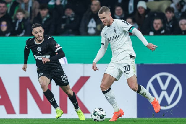 Fußball DFB-Pokal Achtelfinale Borussia Mönchengladbach - FC St. Pauli am 02.12.2025 im Borussia-Park in Mönchengladbach Mathias Pereira Lage ( St. Pauli ), links - Nico Elvedi ( Mönchengladbach ), rechts DFB regulations prohibit any use of photographs as image sequences and or quasi-video.