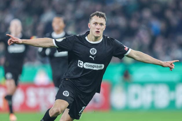 Fußball DFB-Pokal Achtelfinale Borussia Mönchengladbach - FC St. Pauli am 02.12.2025 im Borussia-Park in Mönchengladbach Torjubel zum 0:1 durch Martijn Kaars ( St. Pauli ) DFB regulations prohibit any use of photographs as image sequences and or quasi-video.