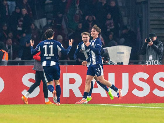 Fußball, Herren, Saison 2025 2026, DFB-Pokal (Achtelfinale), Hertha BSC - 1. FC Kaiserslautern, v. l. Fabian Reese (Hertha BSC), Marten Winkler (Hertha BSC), Kennet Eichhorn (Hertha BSC), Jubel nach Tor zum 3:0, 02.12.2025, *** Soccer, Men, Season 2025 2026, DFB Cup Round of 16 , Hertha BSC 1 FC Kaiserslautern, f l Fabian Reese Hertha BSC , Marten Winkler Hertha BSC , Kennet Eichhorn Hertha BSC , Cheering after scoring 3 0, 02 12 2025, Copyright: xSebastianxRäppold MatthiasxKochx