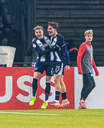 Fußball, Herren, Saison 2025 2026, DFB-Pokal (Achtelfinale), Hertha BSC - 1. FC Kaiserslautern, v. l. Marten Winkler (Hertha BSC), Kennet Eichhorn (Hertha BSC), Jubel nach Tor zum 3:0, 02.12.2025, Copyright: xSebastianxRäppold MatthiasxKochx