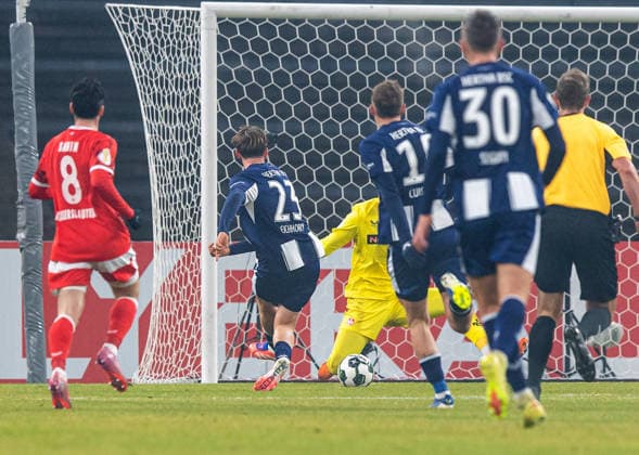 Fußball, Herren, Saison 2025 2026, DFB-Pokal (Achtelfinale), Hertha BSC - 1. FC Kaiserslautern, Kennet Eichhorn (Hertha BSC) erzielt das Tor zum 3:0 gegen Torhüter Simon Simoni (Kaiserslautern), 02.12.2025, Copyright: xSebastianxRäppold MatthiasxKochx