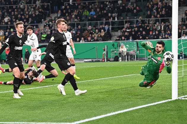 Torwart Nikola VASILJ (Pauli) pariert eine Torchance Fussball, DFB Pokal, Achtelfinale, Round of 16, Borussia Moenchengladbach (MG) - FC St. Pauli (Pauli) am 02.12.2025 im Borussiapark Moenchengladbach Deutschland. DFL regulations prohibit any use of photographs as image sequences and or quasi-video Â