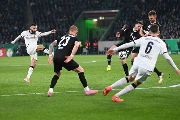 Franck HONORAT (MG) Torschuss, Fussball, DFB Pokal, Achtelfinale, Round of 16, Borussia Moenchengladbach (MG) - FC St. Pauli (Pauli) am 02.12.2025 im Borussiapark Moenchengladbach Deutschland. DFL regulations prohibit any use of photographs as image sequences and or quasi-video Â