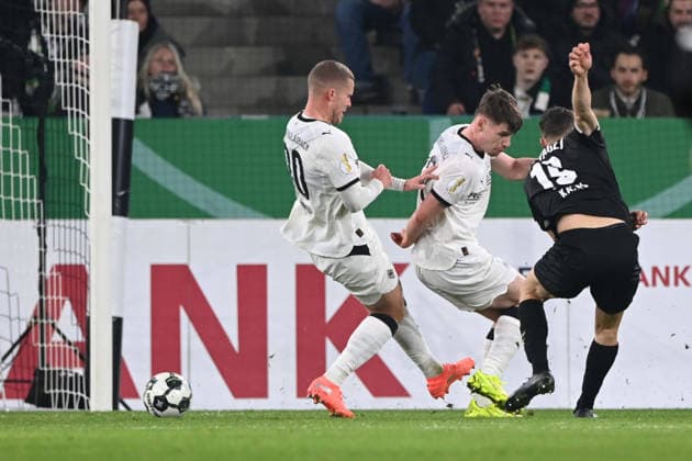 Martijn KAARS (Pauli) schiesst das Tor zum 0-1 Fussball, DFB Pokal, Achtelfinale, Round of 16, Borussia Moenchengladbach (MG) - FC St. Pauli (Pauli) am 02.12.2025 im Borussiapark Moenchengladbach Deutschland. DFL regulations prohibit any use of photographs as image sequences and or quasi-video Â