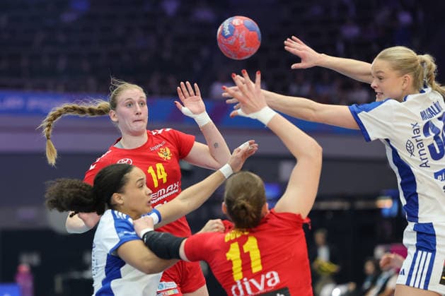 GER, Dortmund, 27th Wommen s World Championship, WM, Weltmeisterschaft 2025, Hauptrunde Main Round, Gruppe II 1. Runde: Island Iceland (ISL) vs. Montenegro (MNE) 02.12.2025, Westfalenhalle, Dortmund, GER, Dortmund, 27th Wommen s World Championship 2025, Hauptrunde Main Round, Gruppe II 1. Runde: Island Iceland (ISL) vs. Montenegro (MNE), im Bild: Katarina DZAFEROVIÄÜ (MNE 14), vor dem island Block