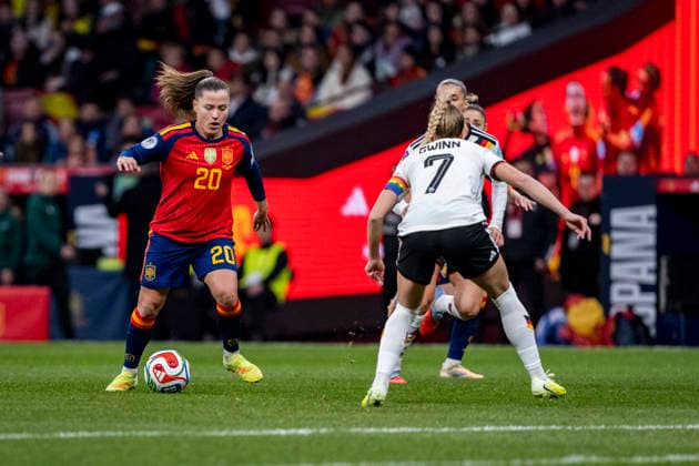 Spain v Germany - UEFA Women s Nations League 2025 Final Second Leg Claudia Pina of Spain (L) is in action with the ball defended by Giulia Gwinn of Germany (R) during the UEFA Women s Nations League 2025 final second leg match between Spain and Germany at Estadio Riyadh Air Metropolitano on December 2, 2025 in Madrid, Spain. Madrid Estadio Riyadh Air Metropolitano Madrid Spain Copyright: xAlbertoxGardinx AGardin_20251202_Foot_Women_Spain_Germany_0240