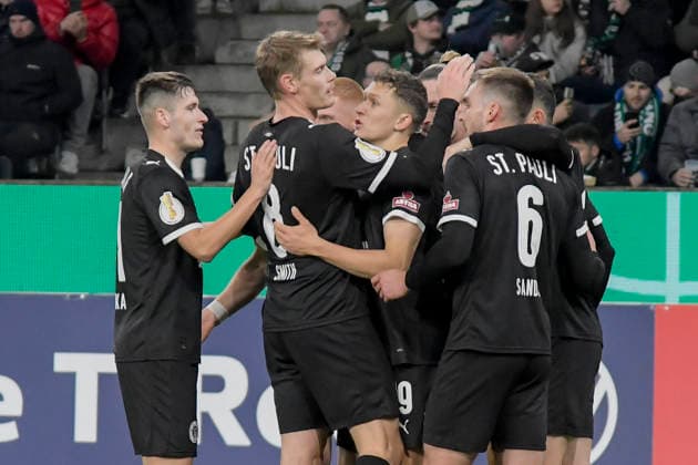 Martijn Kaars (Pauli 19) jubelt nach dem Tor zum 0:1 mit der Mannschaft 02.12.2025 Fussball Borussia Moenchengladbach vs FC St. Pauli, Borussia-Park, Moenchengladbach, DFB DFL REGULATIONS PROHIBIT ANY USE OF PHOTOGRAPHS AS IMAGE SEQUENCES AND OR QUASI-VIDEO
