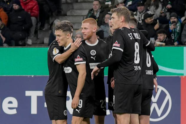 Martijn Kaars (Pauli 19) jubelt nach dem Tor zum 0:1 mit der Mannschaft 02.12.2025 Fussball Borussia Moenchengladbach vs FC St. Pauli, Borussia-Park, Moenchengladbach, DFB DFL REGULATIONS PROHIBIT ANY USE OF PHOTOGRAPHS AS IMAGE SEQUENCES AND OR QUASI-VIDEO