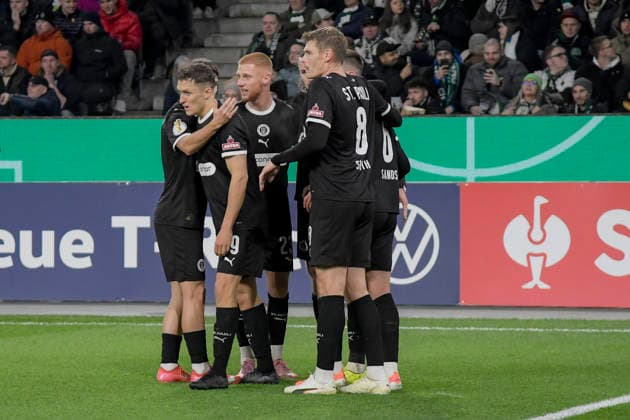 Martijn Kaars (Pauli 19) jubelt nach dem Tor zum 0:1 mit der Mannschaft 02.12.2025 Fussball Borussia Moenchengladbach vs FC St. Pauli, Borussia-Park, Moenchengladbach, DFB DFL REGULATIONS PROHIBIT ANY USE OF PHOTOGRAPHS AS IMAGE SEQUENCES AND OR QUASI-VIDEO