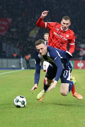02.12.2025, xrekx, Fussball DFB Pokal 1 8 Finale, Hertha BSC Berlin - 1.FC Kaiserslautern v.l. Niklas Kolbe (Hertha BSC) Luca Sirch (1.FC Kaiserslautern) Zweikampf, Aktion, action, battle for the ball (DFL DFB REGULATIONS PROHIBIT ANY USE OF PHOTOGRAPHS as IMAGE SEQUENCES and or QUASI-VIDEO) Berlin
