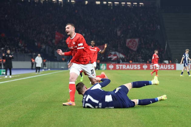 02.12.2025, xrekx, Fussball DFB Pokal 1 8 Finale, Hertha BSC Berlin - 1.FC Kaiserslautern v.l. Luca Sirch (1.FC Kaiserslautern) Niklas Kolbe (Hertha BSC) (DFL DFB REGULATIONS PROHIBIT ANY USE OF PHOTOGRAPHS as IMAGE SEQUENCES and or QUASI-VIDEO) Berlin