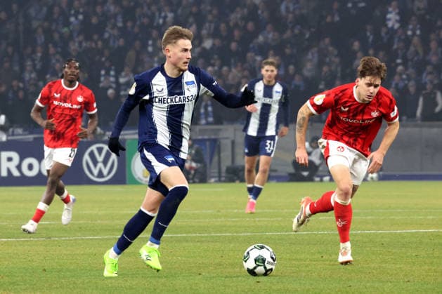 DEU, DFB-Pokal, Hertha BSC vs. 1.FC Kaiserslautern, 02.12.2025, Berliner Olympiastadion, Berlin, DEU, DFB-Pokal, Hertha BSC vs. 1.FC Kaiserslautern, im Bild Marten Winkler (Hertha BSC Berlin 22), Florian Kleinhanst (1.FC Kaiserslautern 3) DFL - regulations prohibit any use of Photographs as image sequences and or quasi-video