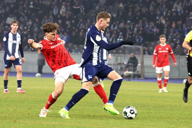 DEU, DFB-Pokal, Hertha BSC vs. 1.FC Kaiserslautern, 02.12.2025, Berliner Olympiastadion, Berlin, DEU, DFB-Pokal, Hertha BSC vs. 1.FC Kaiserslautern, im Bild Marten Winkler (Hertha BSC Berlin 22), Florian Kleinhanst (1.FC Kaiserslautern 3) DFL - regulations prohibit any use of Photographs as image sequences and or quasi-video