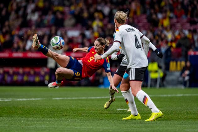 Spain v Germany - UEFA Women s Nations League 2025 Final Second Leg Esther Gonzalez of Spain attempts a kick during the UEFA Women s Nations League 2025 final second leg match between Spain and Germany at Estadio Riyadh Air Metropolitano on December 2, 2025 in Madrid, Spain. Madrid Estadio Riyadh Air Metropolitano Madrid Spain Copyright: xAlbertoxGardinx AGardin_20251202_Foot_Women_Spain_Germany_0245