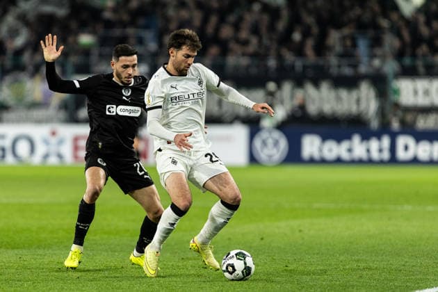 DFB-Pokal: Borussia Mönchengladbach - FC St. Pauli; 02.12.2025 Mathias Pereira Lage (FC St. Pauli, 28), Joe Scally (Borussia Mönchengladbach, 29) DFB-Pokal: Borussia Mönchengladbach - FC St. Pauli; Borussia-Park, Mönchengladbach; 02.12.2025 DFB regulations prohibit any use of photographs as image sequences and or quasi video. Copyright: xBEAUTIFULxSPORTS Buriakovx