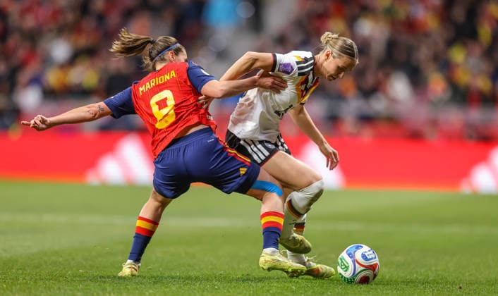 ESP, Madrid, Spanien vs Deutschland, Länderspiel, Fussball, UEFA, Spielzeit 2025 2026, Womens Nations League, Riyadh Air Metropolitano, Finale im Bild v.l.: Mariona (Maria Caldentey), Klara Bühl (Deutschland 19), Zweikampf DFB DFL REGULATIONS PROHIBIT ANY USE OF PHOTOGRAPHS AS IMAGE SEQUENCES AND OR QUASI-VIDEO, 02.12.2025 Copyright: HMBxMedia HendrikxHamelau