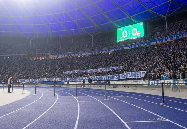 Fußball, Herren, Saison 2025 2026, DFB-Pokal (Achtelfinale), Hertha BSC - 1. FC Kaiserslautern, Fans von Hertha mit Transparenten: Keine Wahrheit - keine Kompromisse! Hertha BSC sagt nein zu jeder Änderung der Stadionverbotsrichtlinie, 02.12.2025, Copyright: xSebastianxRäppold MatthiasxKochx