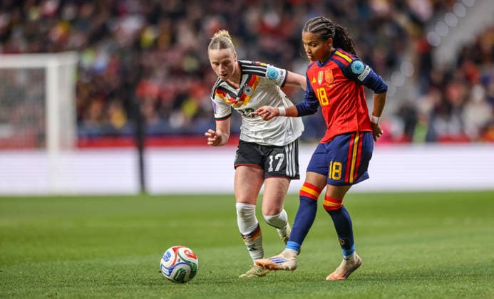 ESP, Madrid, Spanien vs Deutschland, Länderspiel, Fussball, UEFA, Spielzeit 2025 2026, Womens Nations League, Riyadh Air Metropolitano, Finale im Bild v.l.: Franziska Kett (Deutschland 17), Vicky Lopez (Spanien) DFB DFL REGULATIONS PROHIBIT ANY USE OF PHOTOGRAPHS AS IMAGE SEQUENCES AND OR QUASI-VIDEO, 02.12.2025 Copyright: HMBxMedia HendrikxHamelau