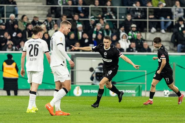 DFB-Pokal: Borussia Mönchengladbach - FC St. Pauli; 02.12.2025 FC St. Pauli bejubelt das Tor, 0:1 durch Martijn Kaars (FC St. Pauli, 19) DFB-Pokal: Borussia Mönchengladbach - FC St. Pauli; Borussia-Park, Mönchengladbach; 02.12.2025 DFB regulations prohibit any use of photographs as image sequences and or quasi video. Copyright: xBEAUTIFULxSPORTS Buriakovx