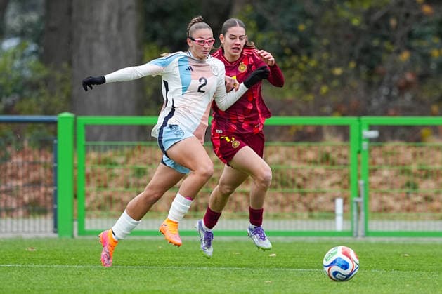 02.11.2025, xydrx, Fußball, Länderspiel, EM-Qualifikation U19-Frauen, Deutschland - Spanien, Sportschule Wedau: Noa Jimenez (ESP 2) im Zweikampf gegen Leni Eggert (GER 11) DFB regulations prohibit any use of photographs as image sequences and or quasi-video. Photo: xYannisxDreimannxPressefotoKochx Nordrhein-Westfahlen Deutschland