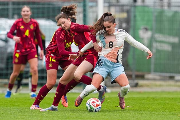 02.11.2025, xydrx, Fußball, Länderspiel, EM-Qualifikation U19-Frauen, Deutschland - Spanien, Sportschule Wedau: Rosa Rueckert (GER 10) und Lotta Wrede (GER 8) im Zweikampf gegen Ainoa Gomez (ESP 8) DFB regulations prohibit any use of photographs as image sequences and or quasi-video. Photo: xYannisxDreimannxPressefotoKochx Nordrhein-Westfahlen Deutschland