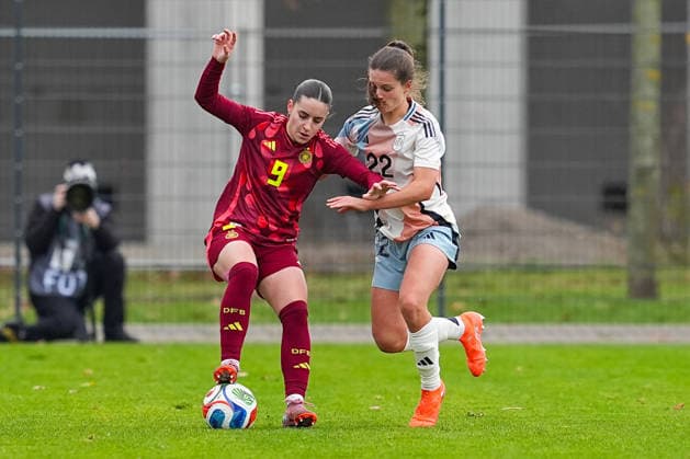 02.11.2025, xydrx, Fußball, Länderspiel, EM-Qualifikation U19-Frauen, Deutschland - Spanien, Sportschule Wedau: Leonie Koepp (GER 9) im Zweikampf gegen Aiara Agirrezabala (ESP 22) DFB regulations prohibit any use of photographs as image sequences and or quasi-video. Photo: xYannisxDreimannxPressefotoKochx Nordrhein-Westfahlen Deutschland