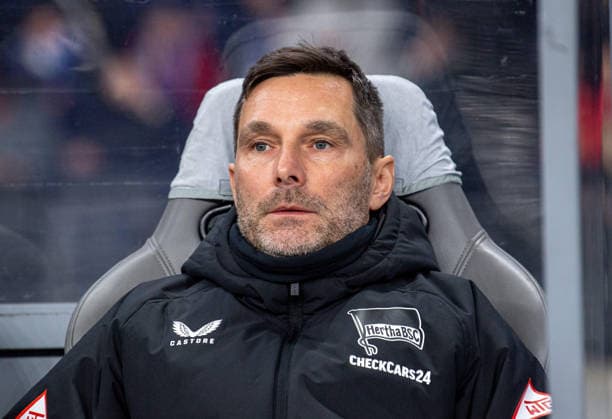 Fußball, Herren, Saison 2025 2026, DFB-Pokal (Achtelfinale), Hertha BSC - 1. FC Kaiserslautern, Trainer Stefan Leitl (Hertha BSC) auf der Bank, 02.12.2025, Copyright: xSebastianxRäppold MatthiasxKochx