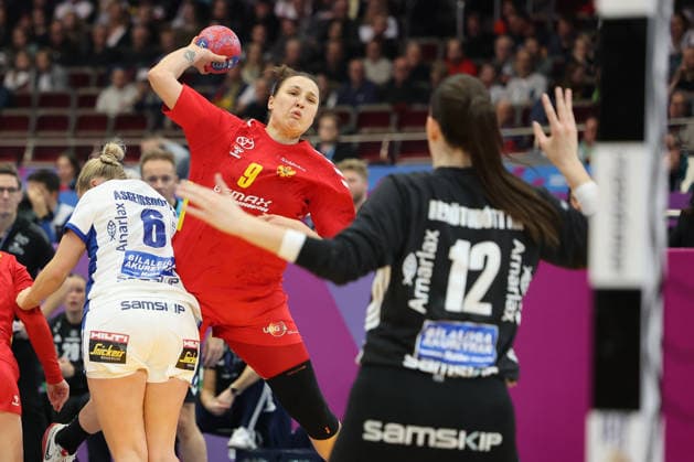 GER, Dortmund, 27th Wommen s World Championship, WM, Weltmeisterschaft 2025, Hauptrunde Main Round, Gruppe II 1. Runde: Island Iceland (ISL) vs. Montenegro (MNE) 02.12.2025, Westfalenhalle, Dortmund, GER, Dortmund, 27th Wommen s World Championship 2025, Hauptrunde Main Round, Gruppe II 1. Runde: Island Iceland (ISL) vs. Montenegro (MNE), im Bild: Durdina JAUKOVIÄÜ (MNE 9), im Zweikampf gegen Hafdis Renötudottir Goalkeeper (ISL 12),