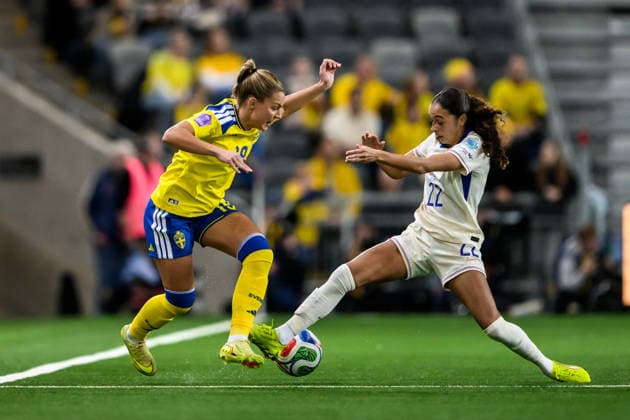 251202 Johanna Rytting Kaneryd of Sweden and Kessya Bussy of France during the Women s Nations League bronze medal second leg match between Sweden and France on December 2, 2025 in Stockholm. Photo: Jesper Zerman BILDBYRAN kod JZ JM0754 bbeng fotboll football soccer fotball nations league uefa womens nations league bronsmatch bronze medal match dam sverige sweden frankrike france Copyright: JESPERxZERMAN BB251202JZ032