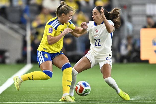 STOCKHOLM, SVERIGE 20251202 Sveriges Johanna Rytting Kaneryd och Frankrikes Kessya Bussy under bronsmatchen i Nations League mellan Sveriges och Frankrike pa 3Arena pa tisdagskvällen. STOCKHOLM SVERIGE x10030x