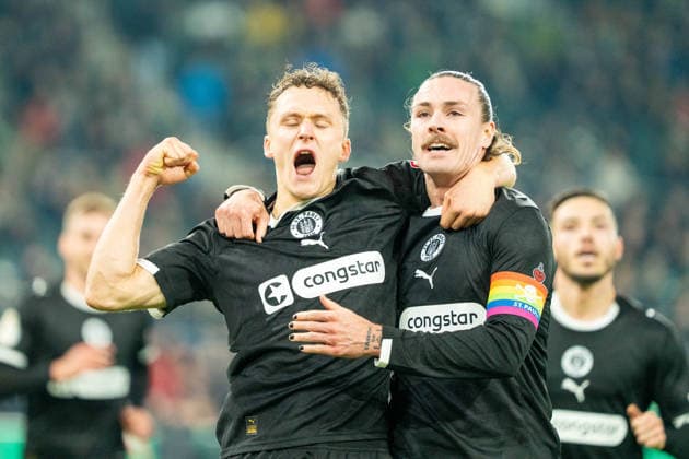 Kaars Martijn (FC St. Pauli, 19) und Irvine Jackson (FC St. Pauli, 7) bejubeln das Tor zum 0:1 durch Kaars Martijn (FC St. Pauli, 19) VfL Borussia Moenchengladbach vs. FC St. Pauli, Fussball, DFB-Pokal, Achtelfinale, Saison 2025 2026, 02.12.2025 DFB REGULATIONS PROHIBIT ANY USE OF PHOTOGRAPHS AS IMAGE SEQUENCES AND OR QUASI-VIDEO VfL Borussia Moenchengladbach vs. FC St. Pauli, Fussball, DFB-Pokal, Achtelfinale, Saison 2025 2026, 02.12.2025 Moenchengladbach Copyright: xEibner-Pressefoto J.xDerondeaux EP_JDU