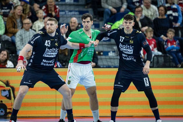 FLENSBURG, GERMANY - DECEMBER 2: battling at the circle Blaz Blagotinsek (SG Flensburg-Handewitt, 43), Marko Jevtic (IRUDEK Bidasoa Irun, 04), Marko Grgic (SG Flensburg-Handewitt, 17) during the EHF European League match between SG Flensburg-Handewitt vs IRUDEK Bidasoa Irun at GP JOULE Arena on matchday 1 of the Group Matches Group A on December 2, 2025 in Flensburg, Germany. Schleswig-Holstein Germany Copyright: xBEAUTIFULxSPORTS MarioxM.xKobergx