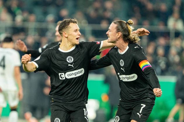 Kaars Martijn (FC St. Pauli, 19) und Irvine Jackson (FC St. Pauli, 7) bejubeln das Tor zum 0:1 durch Kaars Martijn (FC St. Pauli, 19) VfL Borussia Moenchengladbach vs. FC St. Pauli, Fussball, DFB-Pokal, Achtelfinale, Saison 2025 2026, 02.12.2025 DFB REGULATIONS PROHIBIT ANY USE OF PHOTOGRAPHS AS IMAGE SEQUENCES AND OR QUASI-VIDEO VfL Borussia Moenchengladbach vs. FC St. Pauli, Fussball, DFB-Pokal, Achtelfinale, Saison 2025 2026, 02.12.2025 Moenchengladbach Copyright: xEibner-Pressefoto J.xDerondeaux EP_JDU
