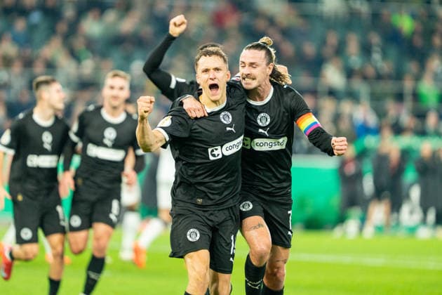 Kaars Martijn (FC St. Pauli, 19) und Irvine Jackson (FC St. Pauli, 7) bejubeln das Tor zum 0:1 durch Kaars Martijn (FC St. Pauli, 19) VfL Borussia Moenchengladbach vs. FC St. Pauli, Fussball, DFB-Pokal, Achtelfinale, Saison 2025 2026, 02.12.2025 DFB REGULATIONS PROHIBIT ANY USE OF PHOTOGRAPHS AS IMAGE SEQUENCES AND OR QUASI-VIDEO VfL Borussia Moenchengladbach vs. FC St. Pauli, Fussball, DFB-Pokal, Achtelfinale, Saison 2025 2026, 02.12.2025 Moenchengladbach Copyright: xEibner-Pressefoto J.xDerondeaux EP_JDU