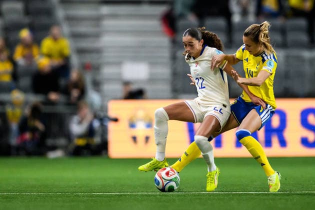 251202 Kessya Bussy of France and Nathalie Björn of Sweden during the Women s Nations League bronze medal second leg match between Sweden and France on December 2, 2025 in Stockholm. Photo: Jesper Zerman BILDBYRAN kod JZ JM0754 bbeng fotboll football soccer fotball nations league uefa womens nations league bronsmatch bronze medal match dam sverige sweden frankrike france Copyright: JESPERxZERMAN BB251202JZ035
