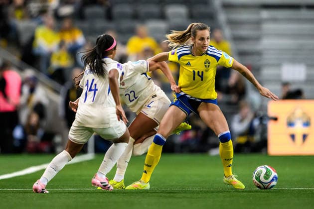251202 Perle Morroni, Kessya Bussy of France against Nathalie Björn of Sweden during the Women s Nations League bronze medal second leg match between Sweden and France on December 2, 2025 in Stockholm. Photo: Jesper Zerman BILDBYRAN kod JZ JM0754 bbeng fotboll football soccer fotball nations league uefa womens nations league bronsmatch bronze medal match dam sverige sweden frankrike france Copyright: JESPERxZERMAN BB251202JZ036