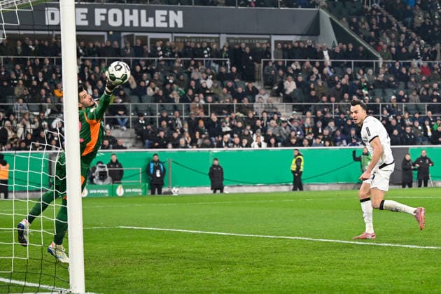 Moenchengladbach, Borussia Park, 02.12.25, GER, Herren, DFB-Pokal, Achtelfinale, Saison 2025-2026, Borussia Moenchengladbach - FC St. Pauli Bild: Haris TABAKOVIC (Gladbach) macht das Tor zum 1:1 DFB regulations prohibit any use of photographs as image sequences and or quasi-video. Nordrhein-Westfalen Deutschland