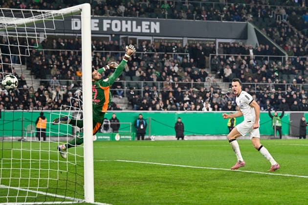 Moenchengladbach, Borussia Park, 02.12.25, GER, Herren, DFB-Pokal, Achtelfinale, Saison 2025-2026, Borussia Moenchengladbach - FC St. Pauli Bild: Haris TABAKOVIC (Gladbach) macht das Tor zum 1:1 DFB regulations prohibit any use of photographs as image sequences and or quasi-video. Nordrhein-Westfalen Deutschland