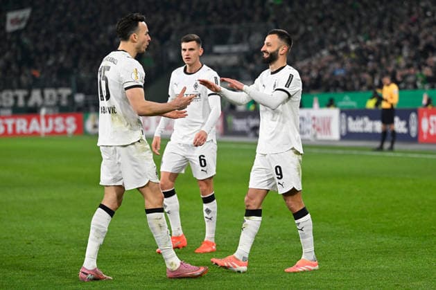 Moenchengladbach, Borussia Park, 02.12.25, GER, Herren, DFB-Pokal, Achtelfinale, Saison 2025-2026, Borussia Moenchengladbach - FC St. Pauli Bild: Haris TABAKOVIC (Gladbach) jubelt nach seinem Tor zum 1:1 mit Franck HONORAT (Gladbach) DFB regulations prohibit any use of photographs as image sequences and or quasi-video. Nordrhein-Westfalen Deutschland