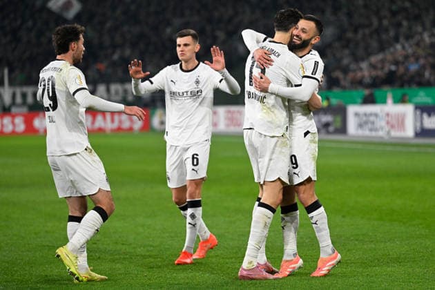 Moenchengladbach, Borussia Park, 02.12.25, GER, Herren, DFB-Pokal, Achtelfinale, Saison 2025-2026, Borussia Moenchengladbach - FC St. Pauli Bild: Haris TABAKOVIC (Gladbach) jubelt nach seinem Tor zum 1:1 mit Franck HONORAT (Gladbach) DFB regulations prohibit any use of photographs as image sequences and or quasi-video. Nordrhein-Westfalen Deutschland