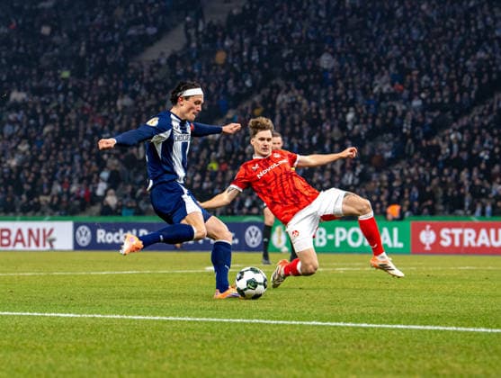 Fußball, Herren, Saison 2025 2026, DFB-Pokal (Achtelfinale), Hertha BSC - 1. FC Kaiserslautern, v. l. Fabian Reese (Hertha BSC), Florian Kleinhansl (Kaiserslautern), 02.12.2025, Copyright: xSebastianxRäppold MatthiasxKochx