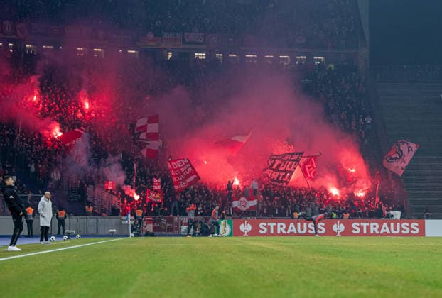 Fußball, Herren, Saison 2025 2026, DFB-Pokal (Achtelfinale), Hertha BSC - 1. FC Kaiserslautern, Fans von Kaiserlautern zünden Pyrotechnik im Gästeblock, 02.12.2025, Copyright: xSebastianxRäppold MatthiasxKochx