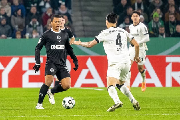 02.12.2025, Fussball: DFB Pokal, Saison 2025 2026, Achtelfinale, Borussia Moenchengladbach vs. FC St. Pauli im Borussia Park in Moenchengladbach. Zweikampf zwischen Joel Chima Fujita (FC St. Pauli, 16) und Kevin Diks (Borussia Moenchengladbach, 04). Wichtiger Hinweis: Gemaess den Vorgaben der DFL Deutsche Fussball Liga bzw. des DFB Deutscher Fussball-Bund ist es untersagt, in dem Stadion und oder vom Spiel angefertigte Fotoaufnahmen in Form von Sequenzbildern und oder videoaehnlichen Fotostrecken zu verwerten bzw. verwerten zu lassen. Foto: Kirchner-Media Thomas Haesler Copyright: xKirchner-Media ThomasxHaeslerx