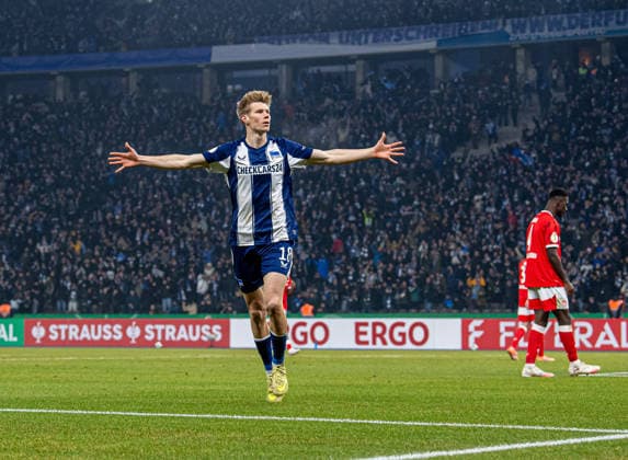 Fußball, Herren, Saison 2025 2026, DFB-Pokal (Achtelfinale), Hertha BSC - 1. FC Kaiserslautern, Luca Schuler (Hertha BSC), Jubel nach Tor zum 4:1, 02.12.2025, Copyright: xSebastianxRäppold MatthiasxKochx
