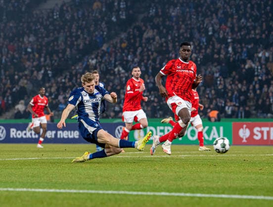 Fußball, Herren, Saison 2025 2026, DFB-Pokal (Achtelfinale), Hertha BSC - 1. FC Kaiserslautern, v. l. Luca Schuler (Hertha BSC) erzielt das Tor zum 4:1 gegen Maxwell Gyamfi (Kaiserslautern), 02.12.2025, Copyright: xSebastianxRäppold MatthiasxKochx