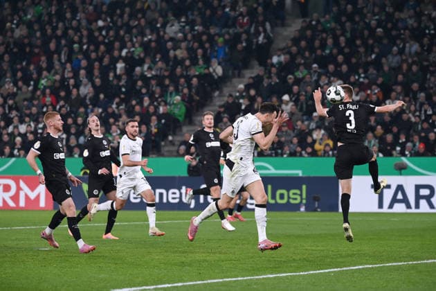 Haris Tabakovic (Borussia Moenchengladbach), mi., erzielt mit diesem Kopfball das Tor zum 1:1 02.12.2025, Fussball DFB Pokal, Saison 2025 2026, Achtelfinale, Borussia Mönchengladbach - FC St. Pauli DFB regulations prohibit any use of photographs as image sequences and or quasi-video Moenchengladbach Borussia Park Nordrhein Westfalen Deutschland