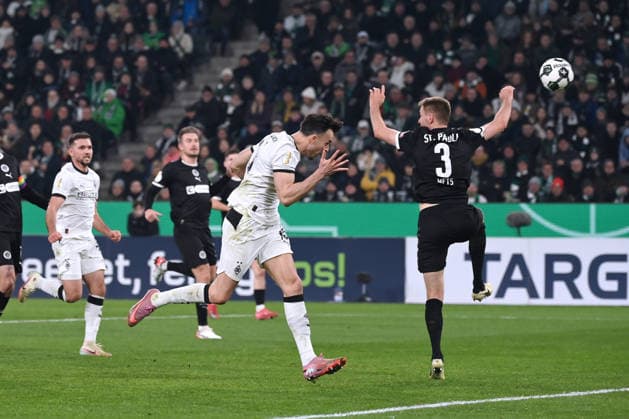 Haris Tabakovic (Borussia Moenchengladbach), li., erzielt mit diesem Kopfball das Tor zum 1:1 02.12.2025, Fussball DFB Pokal, Saison 2025 2026, Achtelfinale, Borussia Mönchengladbach - FC St. Pauli DFB regulations prohibit any use of photographs as image sequences and or quasi-video Moenchengladbach Borussia Park Nordrhein Westfalen Deutschland